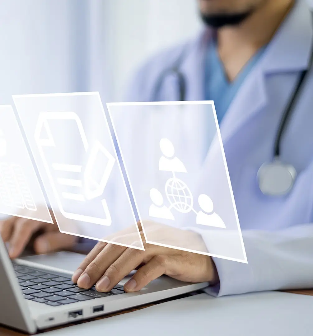 Ärztin arbeitet am Laptop mit digitalen Dokumenten