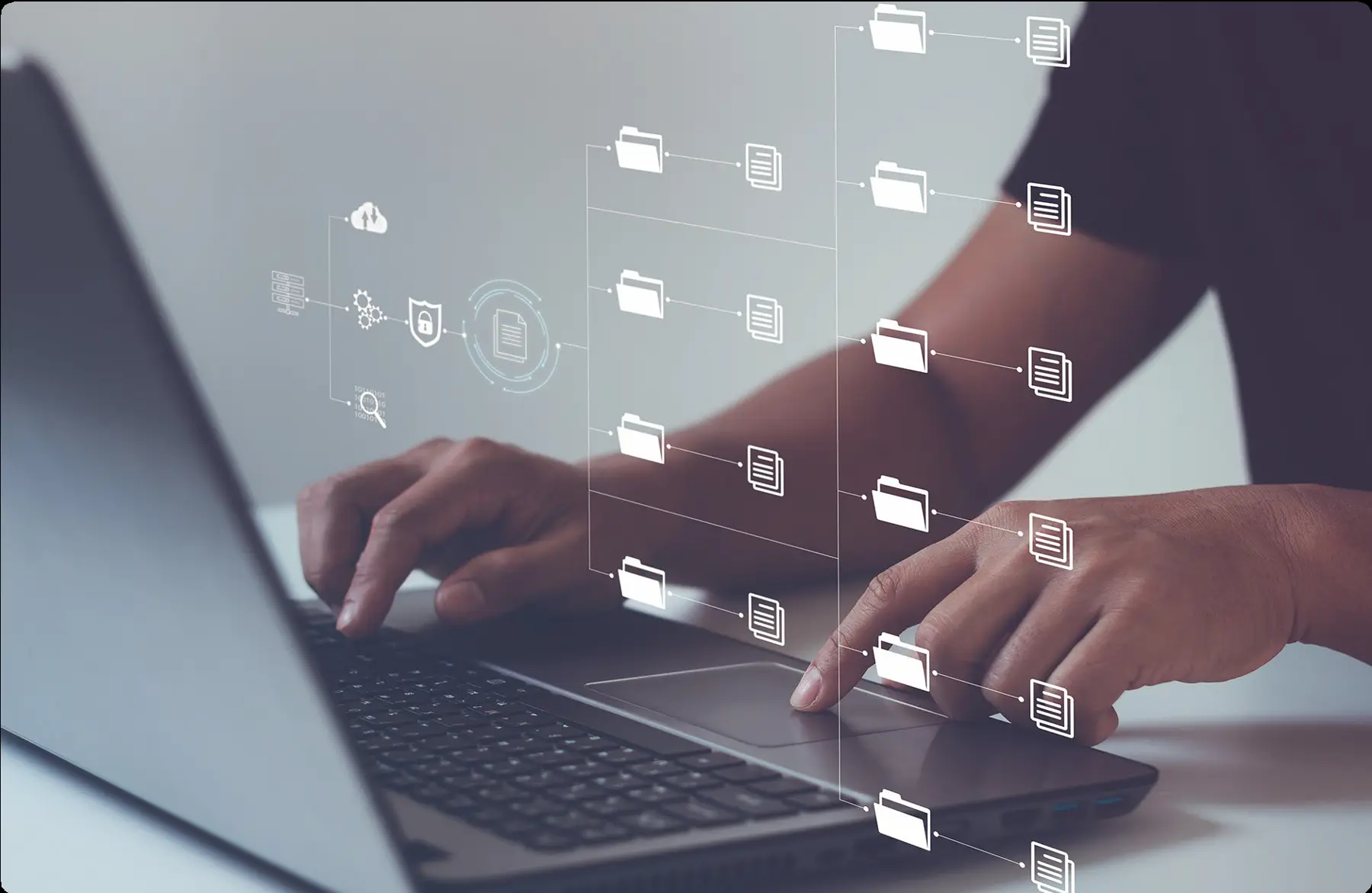 Hände auf einer Laptoptastatur, darüber digitale Datensymbole