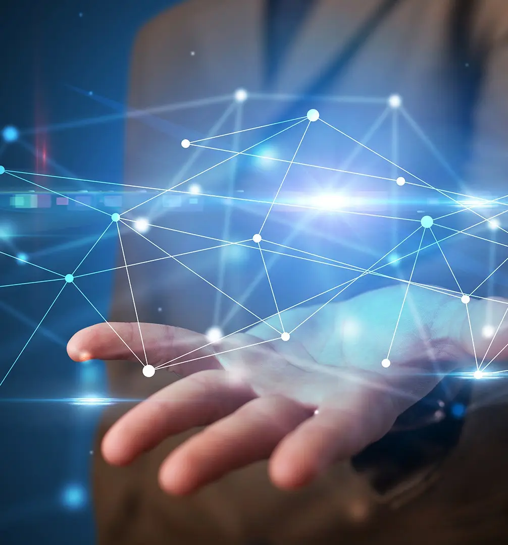 Offene Hand mit einem leuchtenden Netzwerk aus Datenpunkten